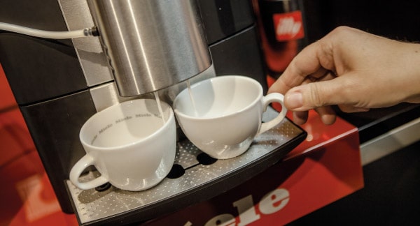 Miele-Kaffeemaschiene bereitet 2 Espresso zu