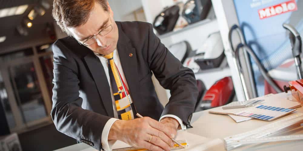 Thomas Richter bei der Küchenplanung